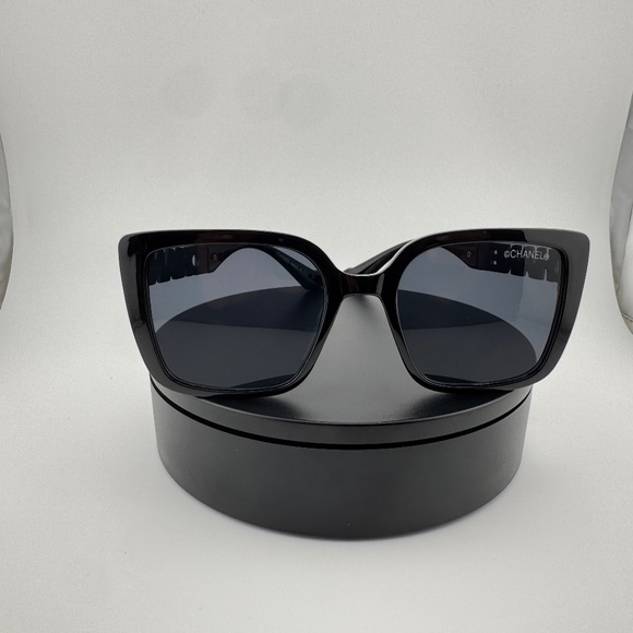 Chanel (Wayfarer) style sunglasses - Picture 1 of 6
